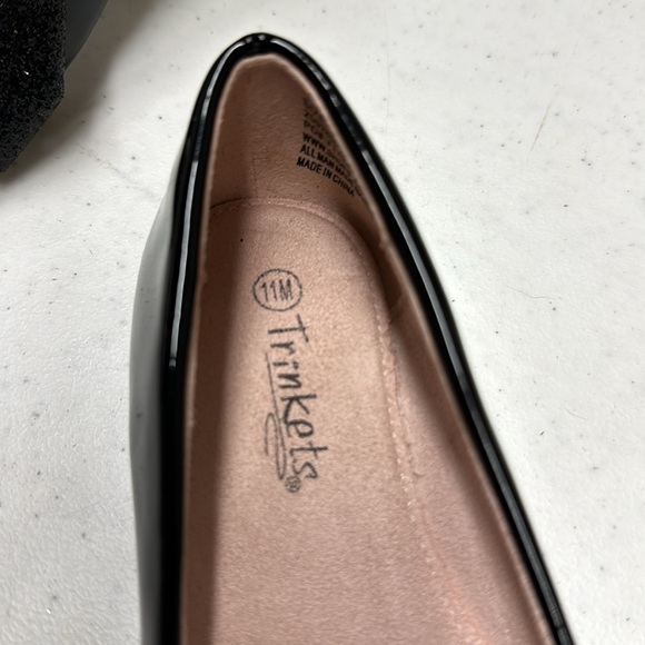 Trinkets little girl Size 11 Blackk shinny shoes with bow - Picture 4 of 8